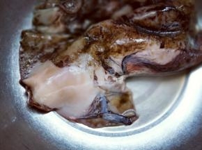 将鱿鱼去皮，去皮很容易，用手一撕，一拉，鱿鱼皮就下来啦！