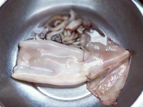 去完皮的鱿鱼摇身一变，变成了清爽的鱿鱼。(^_^)