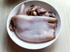 把去皮的鱿鱼和头部冷水冲洗干净。