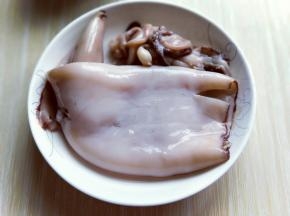 把去皮的鱿鱼和头部冷水冲洗干净。