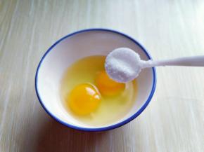 鸡蛋敲碗里，加入少许盐，用筷子打散。备用。
