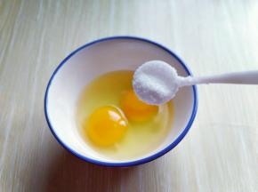 鸡蛋敲碗里，加入少许盐，用筷子打散。备用。