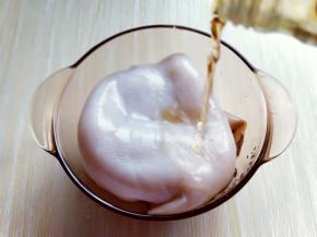 处理干净的鱿鱼放在器具中，加入料酒。