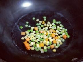 胡萝卜丁，玉米粒，豌豆焯水，水烧开后倒入，再次烧开捞出即可。