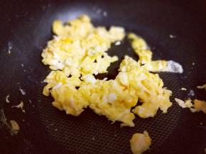 起油锅小火煎鸡蛋，煎成鸡蛋饼后再切碎，盛出备用。