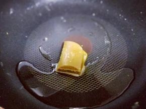 小火将咖喱融化。