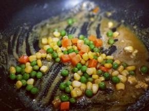 咖喱融化后再家去焯水的彩蔬煸炒。