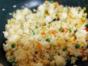 加入剩米饭翻炒。(最好隔夜的米饭)