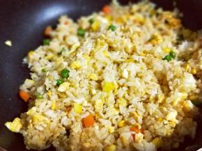 再加入提前煎好的鸡蛋，翻炒均匀，盛出备用。