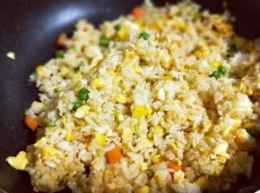 再加入提前煎好的鸡蛋，翻炒均匀，盛出备用。