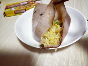 将炒好的咖喱饭塞入腌制好的鱿鱼中，不要塞的太满，鱿鱼经过高温后会缩小，所以不要装的太满。7-8分满即可。