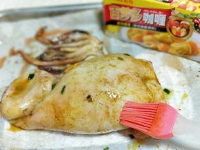 10分钟取出烤盘，再刷上调好的咖喱汁。再次送入烤箱，烤10分钟，时间到后趁热撒上孜然粉，不要把烤盘取出，2借助余温2分钟后即可出炉。