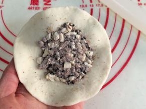 放上12克的花生芝麻红糖馅。