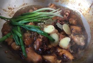 放入小香葱、姜片、草果、小茴香、香叶、八角，大火煮开，小火炖20分钟左右。