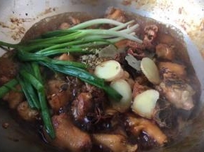 放入小香葱、姜片、草果、小茴香、香叶、八角，大火煮开，小火炖20分钟左右。