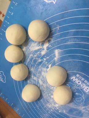 大约58左右一个剂子，共7个剂子，整形揉圆