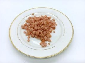 火腿切成丁。