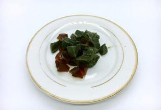 皮蛋半个个，切成丁。