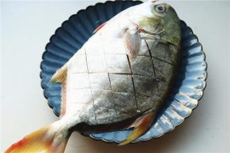 1斤重的金鲳一条，去除内脏和鱼鳃等，表面打十字花刀，这样可以使烧制时更入味。