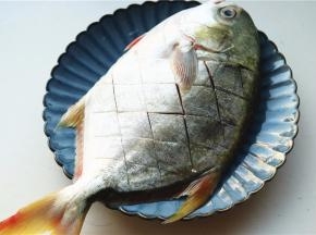1斤重的金鲳一条，去除内脏和鱼鳃等，表面打十字花刀，这样可以使烧制时更入味。