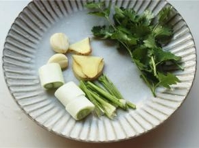 香菜根切段，葱切段，姜切片，大蒜拍扁。