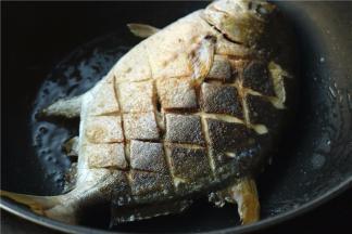 炒锅放入色拉油，放入鲳鱼煎至两面金黄。