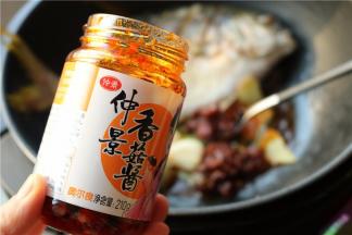 下入50克奥尔良口味的仲景香菇酱。