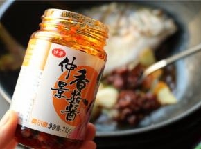 下入50克奥尔良口味的仲景香菇酱。