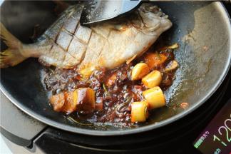 炒香香菇酱，炒出香味。