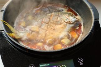 加入大约600毫升，能没过鱼身，下入白糖，盐和生抽酱油。盖盖炖30分钟。