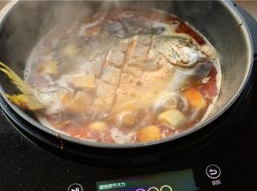 加入大约600毫升，能没过鱼身，下入白糖，盐和生抽酱油。盖盖炖30分钟。