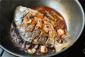 最后大火收汁，不要收太干，留一些汤汁会更好吃。