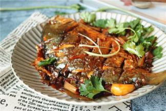 最后加香菜也点缀，装盘，汤汁如果过多，再收浓淋在鱼身上面即可。