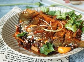 最后加香菜也点缀，装盘，汤汁如果过多，再收浓淋在鱼身上面即可。