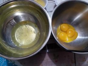 选用冷藏的鸡蛋，蛋白跟蛋黄分离。
