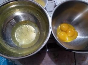 选用冷藏的鸡蛋，蛋白跟蛋黄分离。