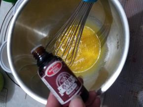 蛋黄加香草精以后搅匀，然后加糖，搅拌到看不清颗粒。