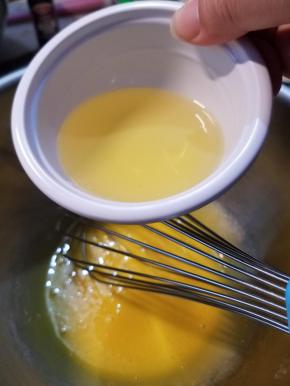 先分两次加入玉米油，轻柔的搅匀后再分两次加入牛奶，仍旧轻柔的搅匀，不要使劲搅拌，每次倒入的液体一定要用刮刀刮干净。