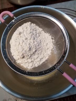 称量好的低筋面粉过筛一下。