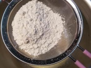 称量好的低筋面粉过筛一下。