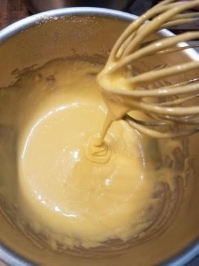 取出手抽，倒入筛好的面粉，Z字搅拌，干粉看不到的时候，快速的继续划Z字，记得把边缘刮干净，然后放置一旁静置，让气泡出来，不要动，面糊会比较细滑。