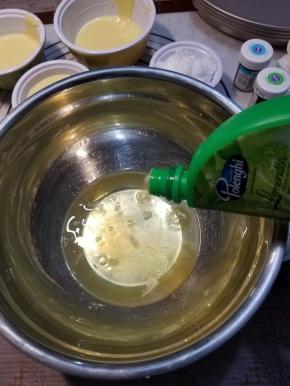 蛋白加入几滴柠檬汁，打蛋器用1档打发，三分钟后加入一半的白糖，盆边一定要刮干净，然后继续1档打到4分半左右，加入另一部分的白糖，继续打发，慢慢的直到打蛋头感觉有阻力，硬性发泡，倒扣完全不动就可以了。