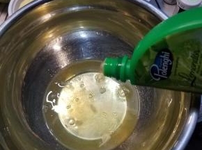 蛋白加入几滴柠檬汁，打蛋器用1档打发，三分钟后加入一半的白糖，盆边一定要刮干净，然后继续1档打到4分半左右，加入另一部分的白糖，继续打发，慢慢的直到打蛋头感觉有阻力，硬性发泡，倒扣完全不动就可以了。