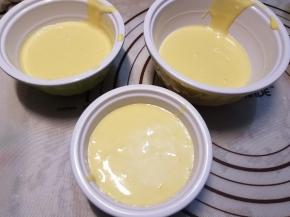 取出准备好的蛋黄糊，分成三份，取出一份再分成两份，分别加不同的色素做成两份不同颜色的蛋黄糊。