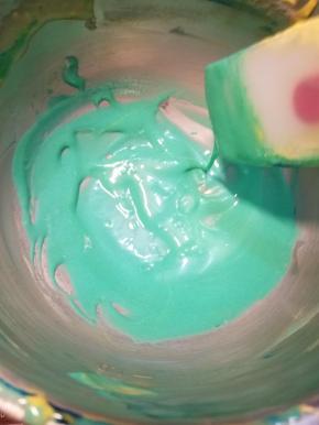 再在准备的彩色蛋黄糊分别加入均分的蛋白霜，翻拌均匀，剩下的面糊同样的方法制作。