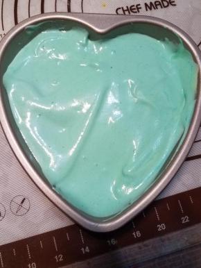 准备好的面糊倒入模具后，是不流动的，用脱模刀简单搅动两下摊平，然后放入130度预热好的烤箱，大约12-15分钟即可。