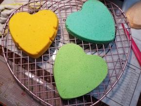 在烘烤过程中一定要随时观察哦，不能让表面颜色烤的颜色过深，时间未到颜色变深就一定加一张锡纸，或者调解自己的烤箱温度。刚出炉的蛋糕片不要马上脱模，手温后刮一下边缘部分倒扣即可脱模。