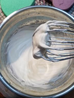 淡奶油加糖直接打发。