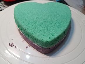 把凉透的蛋糕片，每层涂抹少许奶油霜粘合后，就变成了彩虹的蛋糕胚了。