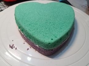 把凉透的蛋糕片，每层涂抹少许奶油霜粘合后，就变成了彩虹的蛋糕胚了。